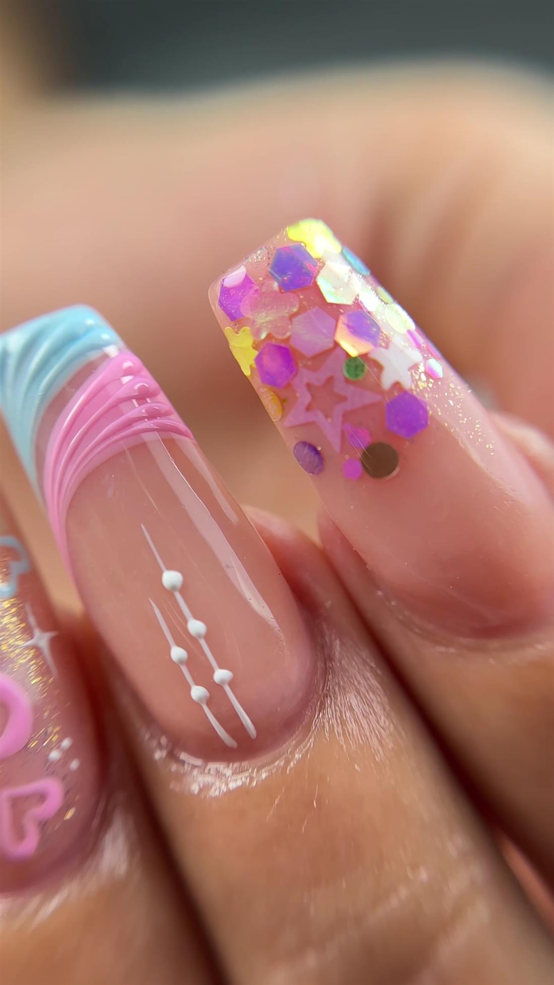 Uñas acrílicas rosadas con brillos