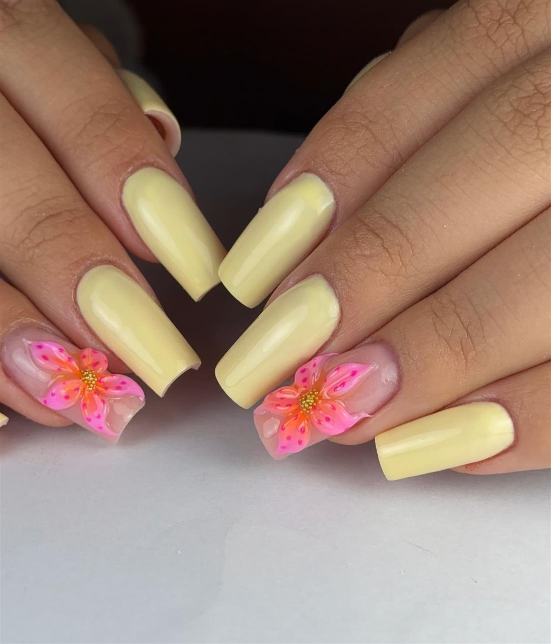 Uñas amarillas con flores pintadas a mano